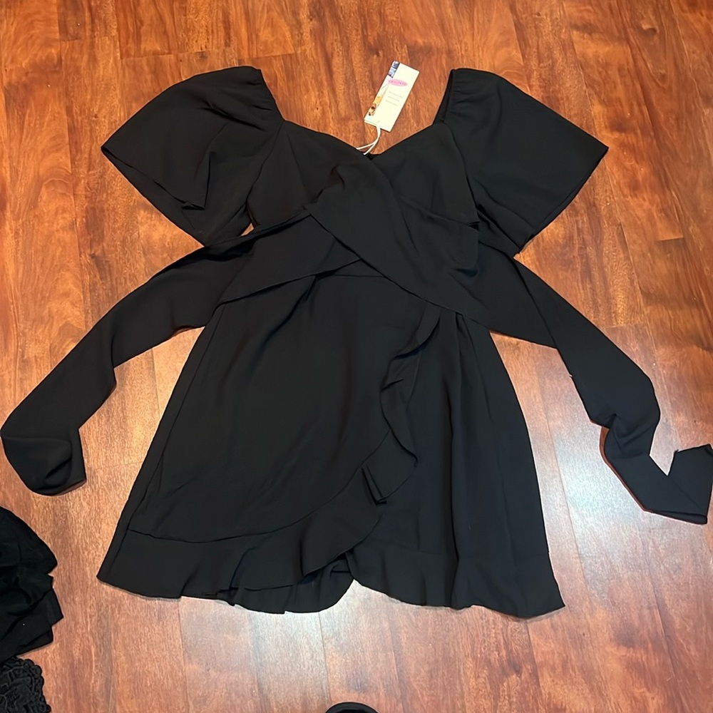 NWT size large black double lined Dokotoo flowy dress with straps to tie back